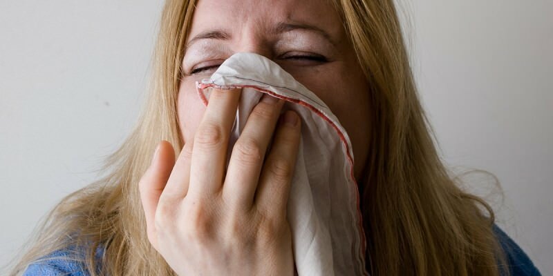 כיח גורם לנזלת קבועה מהאף או הגרון 