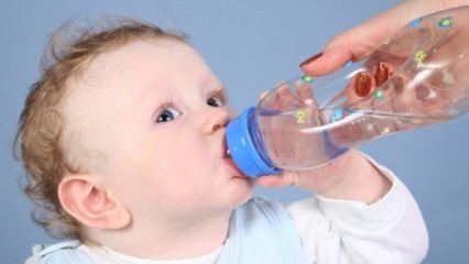 האם צריך לתת לתינוקות מים?