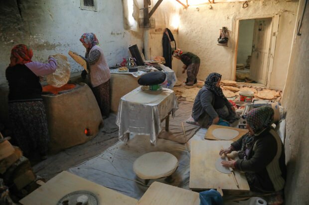 נשים מכינות לחם טנדור