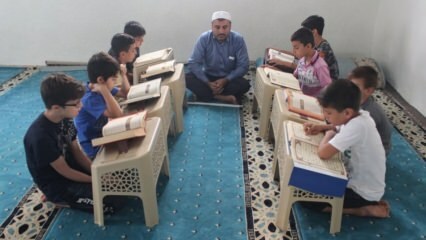 לקוי ראייה האמאם נקמטין מלמד ילדים את הקוראן!