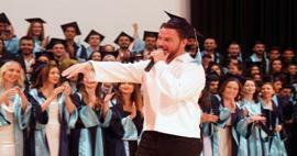 רוח Sinan Akçıl בים האגאי! הזמר המפורסם חלק את שמחתם של בוגרים טריים