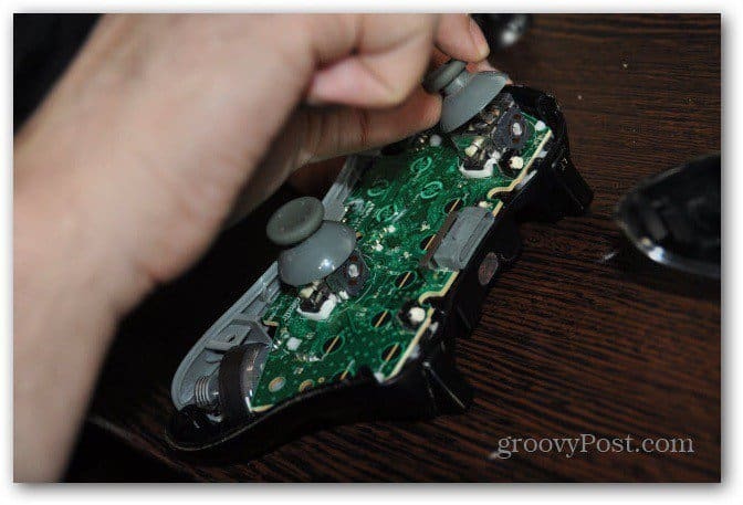 החלף מקשי אצבע אנלוגיים של בקר Xbox 360 מורידים מקלות ישנים