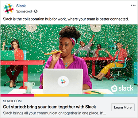 זהו צילום מסך של מודעת פייסבוק עבור Slack. בטקסט המודעה כתוב "Slack הוא מרכז השיתוף בעבודה, שם הצוות שלך מחובר טוב יותר." בתמונת המודעה אישה שחורה יושבת ליד שולחן עם מחשב נייד אפור. שערה קצר ומתאפק עם סרט צבעוני. היא לובשת חולצת פוסקיה ושרשרת טורקיז, והיא נושבת דרך רעש צהוב. ברקע, אנשים אחרים יושבים ליד שולחנות לבושים בבגדים צבעוניים. המשרד צבוע בירוק עז, וקונפטי נופל מהתקרה. טליה וולף ממליצה להשתמש בתמונות כאלה, המציגות רגש גולמי, במודעות שלך.