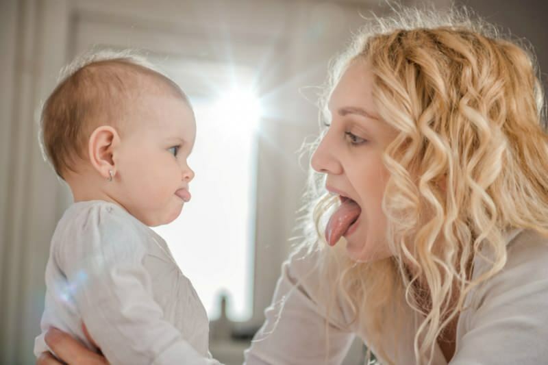 מדוע קשר שפה בתינוקות? תסמינים של קשר לשון אצל תינוקות