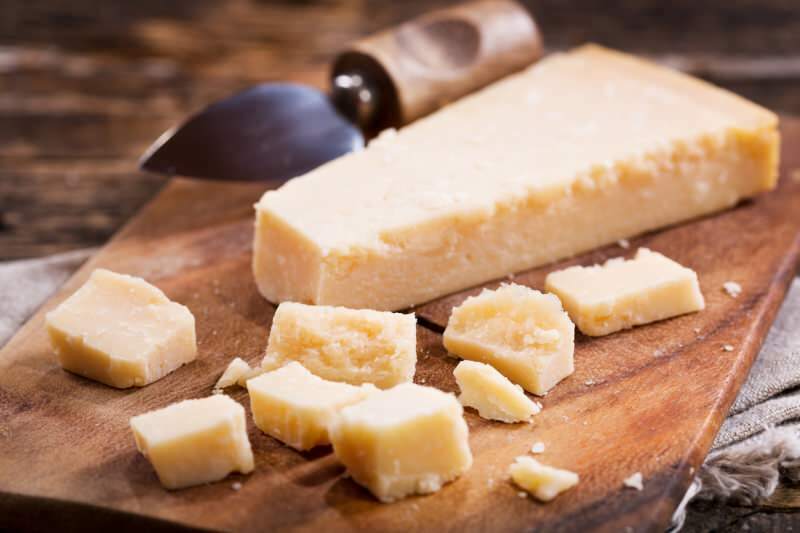מהי גבינת פרמזן ואיך מכינים אותה? באילו מנות משתמשים בגבינת פרמזן?