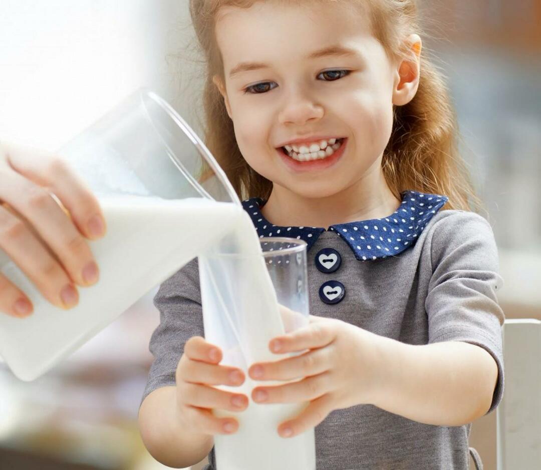 ילד שותה חלב