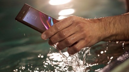 מה צריך לעשות בטלפון שנופל למים?