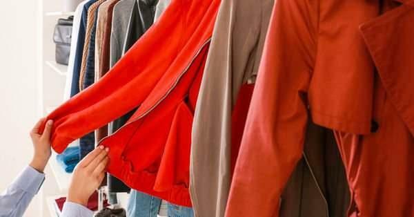 האם המחלה יכולה לעבור מבגדים שניסו בחנות?