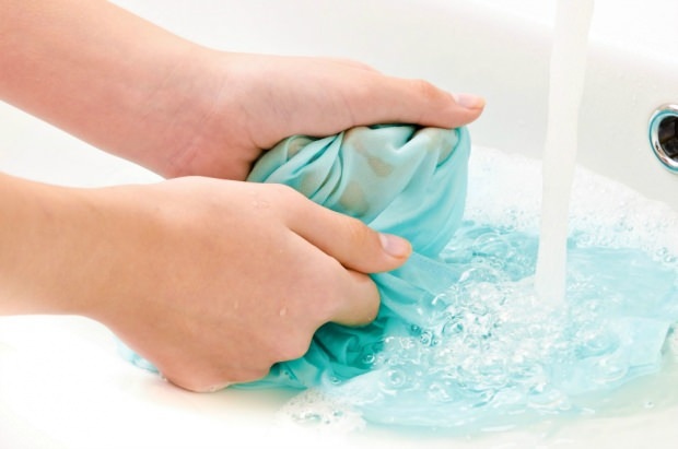 כיצד לנקות את כתם הכביסה הצבעונית?