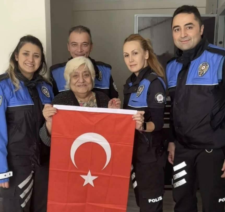 הפתעה של Nazan Çim וצוותי המשטרה
