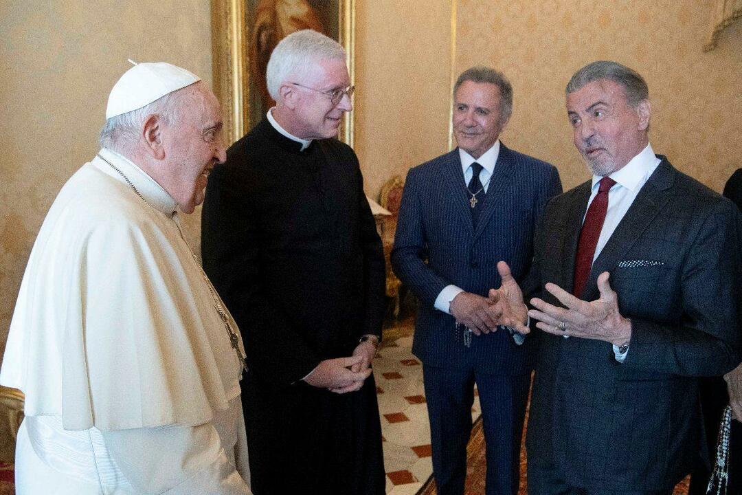 סילבסטר סטאלון ביקר את האפיפיור פרנציסקוס עם משפחתו