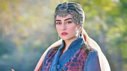 Esra Bilgiç, המגלם את Halime Sultan, חביבו של Diriliş Ertuğrul, הפך להיות הפנים של הפרסום בפקיסטן