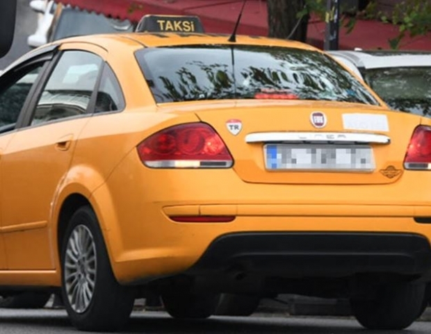 Berrak Tüzünataç לקח מונית בחינם