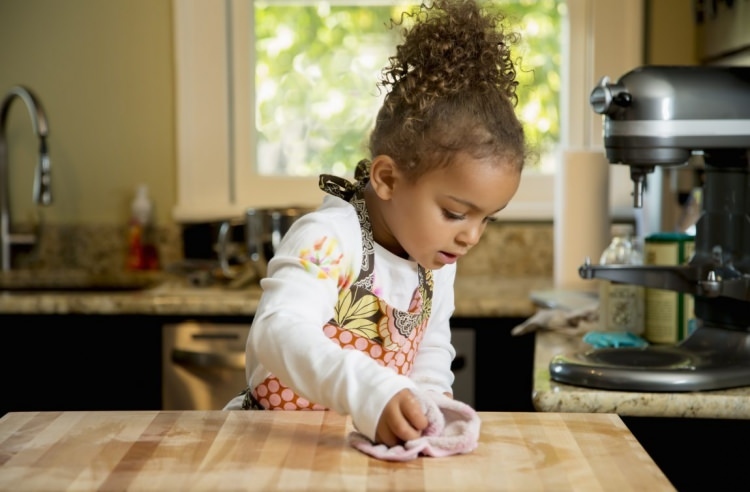 אילו מטלות בית יכולות ילדים לעשות?