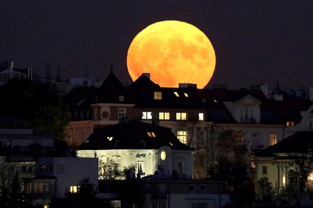 אם ירח העל נמצא בקרבת כדור הארץ, פני הירח הופכים לאדומים