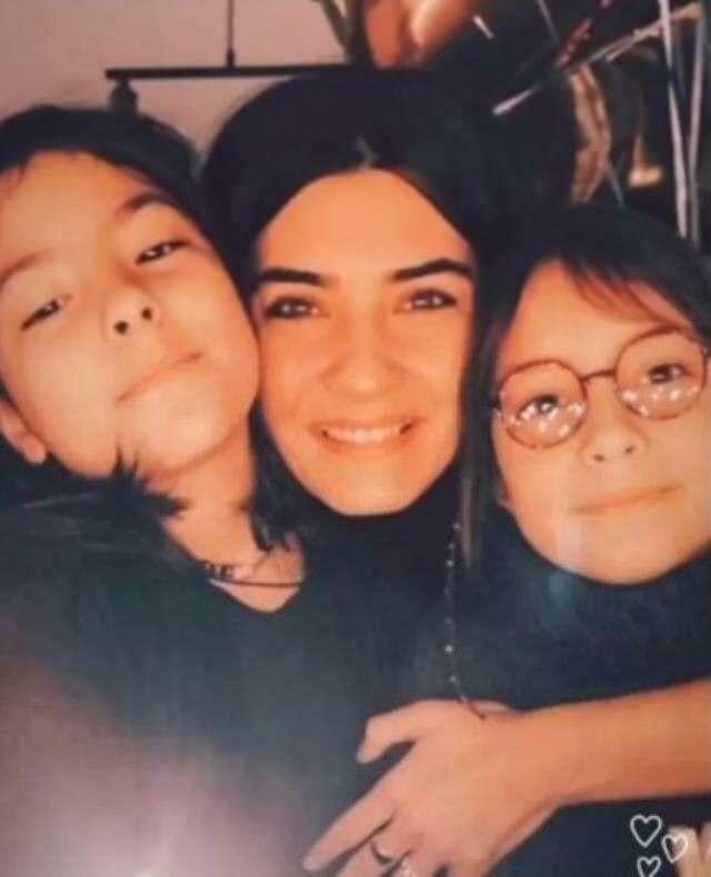 Tuba Büyüküstün שיתפה תמונה עם בנותיה