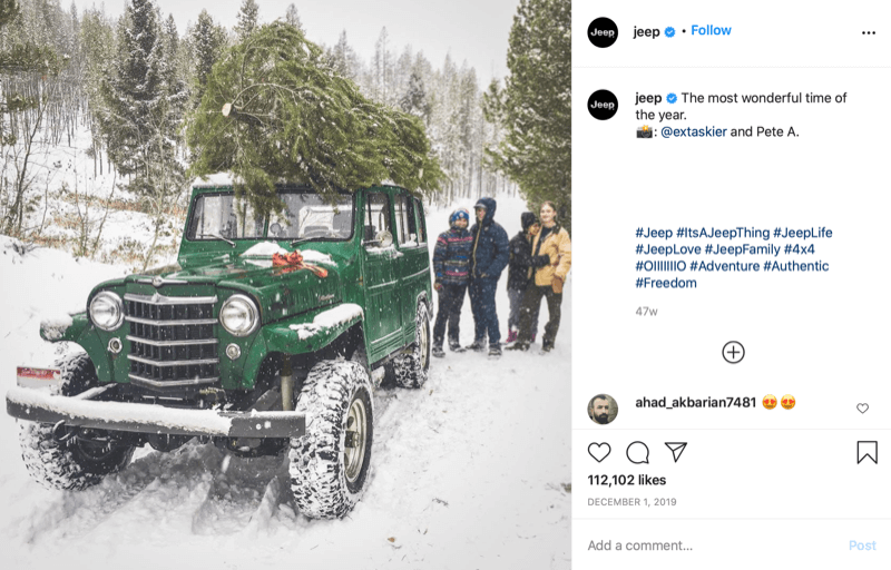 פוסט באינסטגרם מאת @jeep מראה משפחה בסוף ציד עץ חג המולד עם עץ על גבי הג'יפ שלהם, עמוק בשלג ובארץ העצים