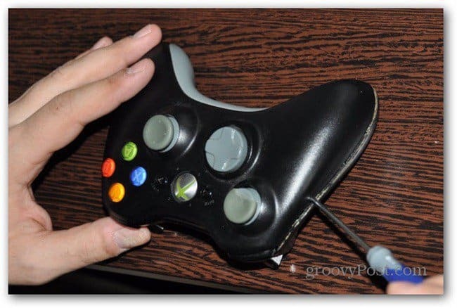 החלף מקשי אצבע אנלוגיים של בקר Xbox 360 מפרידים בין מקרה הבקר