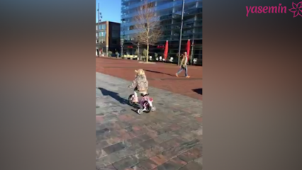 ילדה קטנה על האופניים התמודדה עם השוטרים!