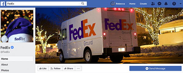 זהו צילום מסך של עמוד הפייסבוק של FedEx. לרגל החגים תמונת הפרופיל היא כובע סנטה סגול עם פדקס מודפס על הפס הלבן. תמונת השער היא משאית פדקס הנוסעת על ידי בתים מעוטרים באורות.