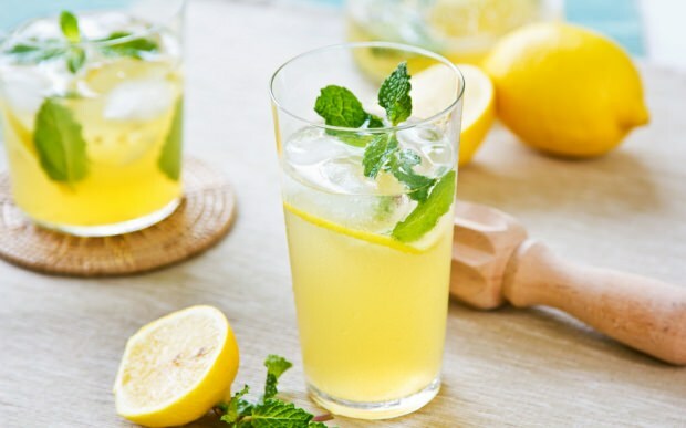 מה קורה אם אנו שותים מיץ לימון רגיל?