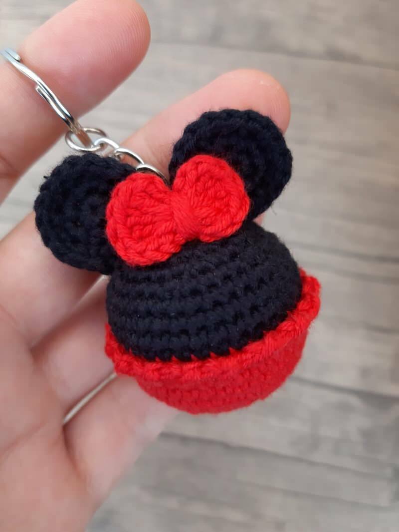 כיצד להכין מחזיקי מפתחות של Amigurumi מיקי מאוס? ביצוע מחזיקי מפתחות מפורטות של מיקי מיני