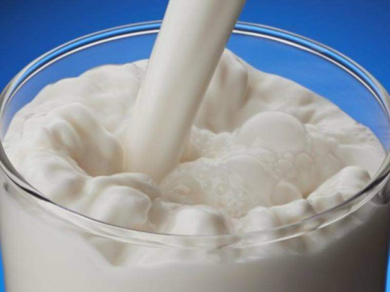 טכניקת מזיגת חלב בלי להתיז עליך חלב