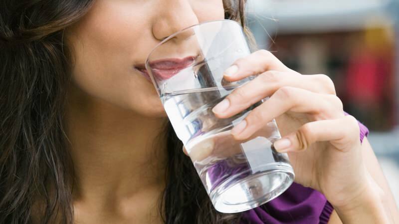 האם זה מזיק לשתות מים בין הארוחות?