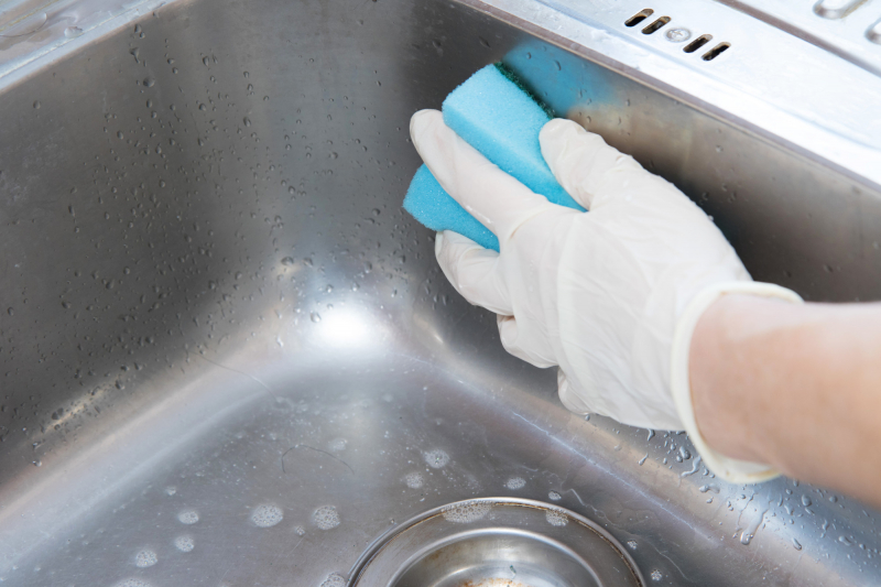 כיצד לנקות את כיור המטבח? הפיתרון הסופי שגורם לכיור המטבח נוצץ