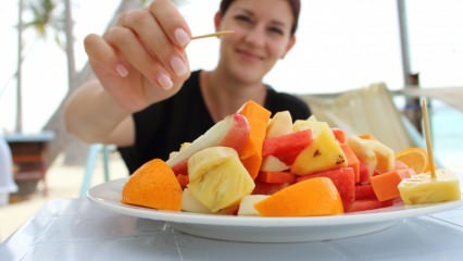 מתי אוכלים פירות בתזונה? האם אכילת פירות מאוחרת עולה במשקל?