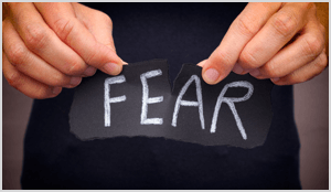 התמודד עם הפחדים שלך לעבוד באמצעות שיווק עצמך.