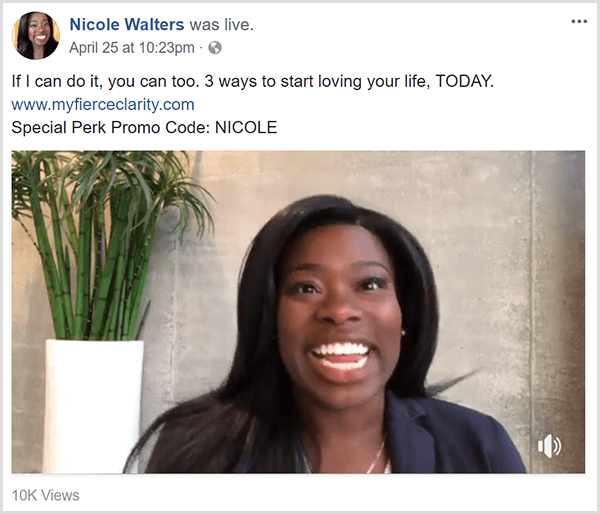 ניקול וולטרס משתפת סרטון חי בפייסבוק המקדם את הקורס שלה בהירות חדה. היא מופיעה בבגדי עסקים מול קיר ניטרלי וצמח במבוק גבוה באדנית לבנה.