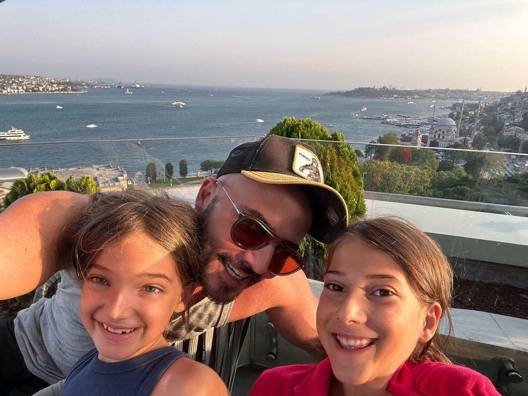 Gökhan Özen השיג את בנותיו אחרי שנים! הוא התגרש באושר