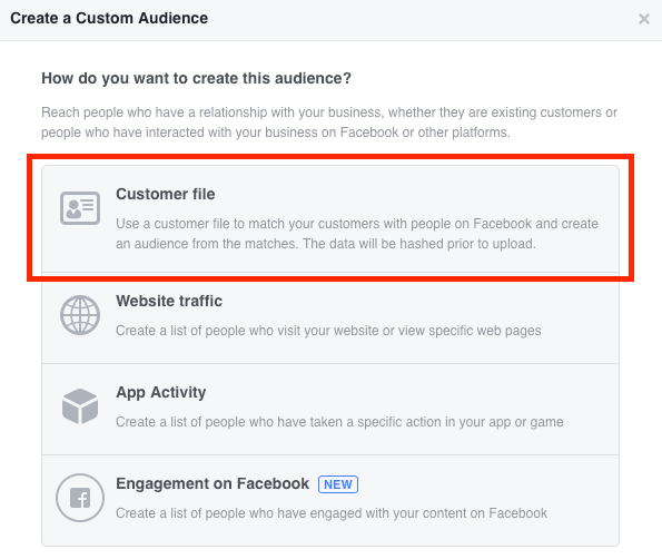 בחר קובץ לקוח בעת יצירת קהל דוא"ל מותאם אישית של פייסבוק.