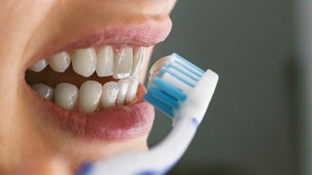 האם צחצוח השיניים נשבר בצום?