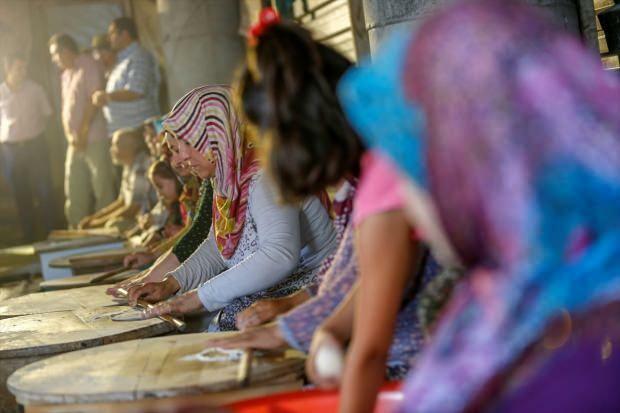 70 נשים מאנטליה מכינות פנקייקים על ידי מכירת לביבות