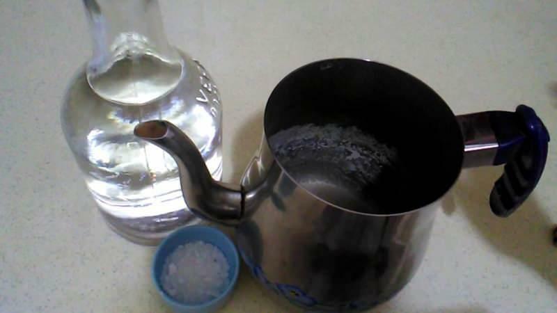 הסרת אבנית מקומקום התה עם חומץ