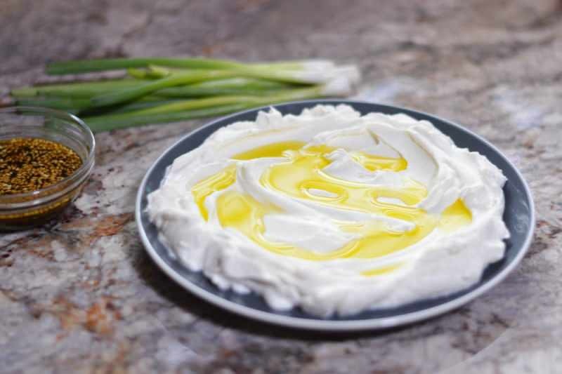 כיצד להכין את גבינת הלבן הקלה ביותר? תכולת גבינת הלבן בעקביות מלאה
