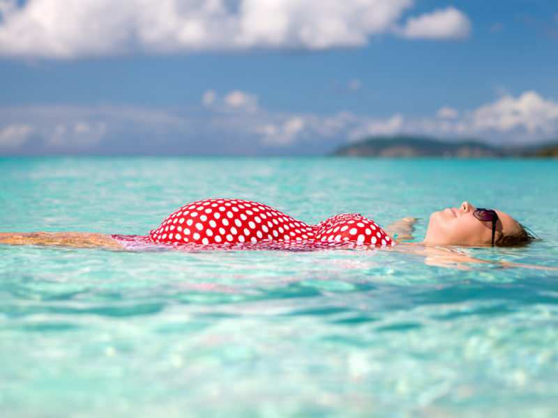 תנוחות שחייה ויתרונות במהלך ההריון! האם ניתן לשחות בים או בבריכה התרמית בזמן ההריון?