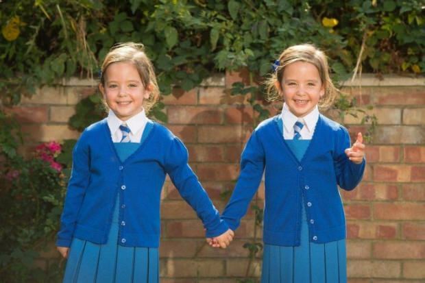 האם אחיות תאומות צריכות ללמוד באותה כיתה? חינוך אחים תאומים