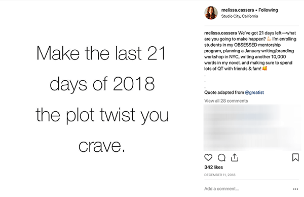 זהו צילום מסך של פוסט באינסטגרם של מליסה קסרה. יש לו רקע לבן ואומר באותיות שחורות, "הפוך את 21 הימים האחרונים של 2018 לטוויסט העלילתי שאתה חושק בו."