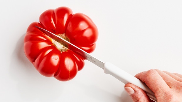 איך מקלפים את קליפות העגבניות בשיטה הקלה ביותר