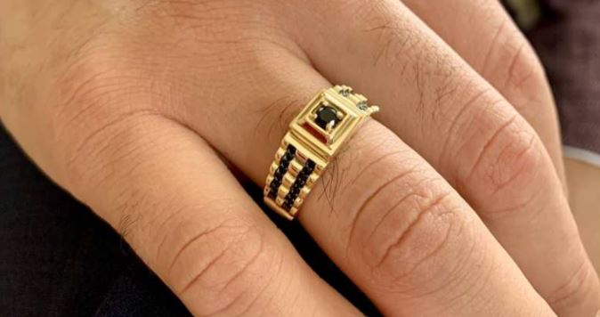 האם טבעת הזהב אסורה לגברים?