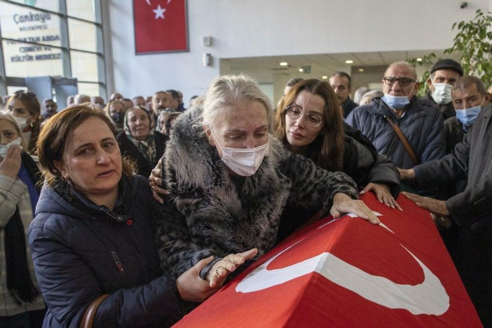 אביו של Özge Ulusoy נפרד מדרכו האחרונה