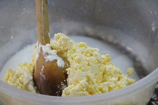איך מכינים חמאה מחלב גולמי