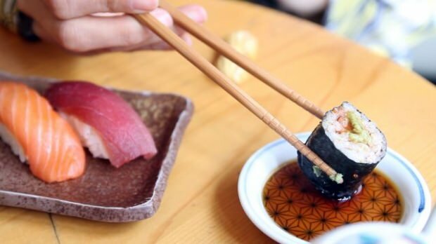 איך אוכלים סושי? איך מכינים סושי בבית? מהם הטריקים של סושי?