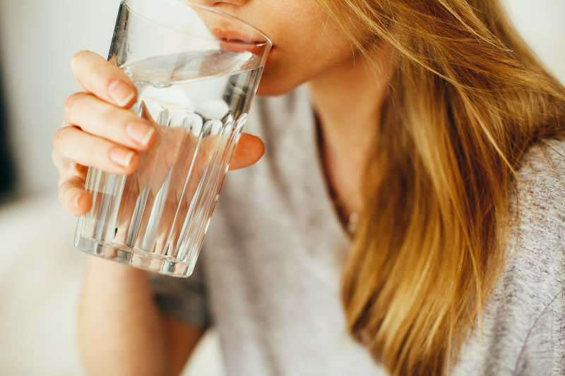 האם שתיית מים תגרום לכם לרדת במשקל? מתי לשתות מים? הרזיה במים
