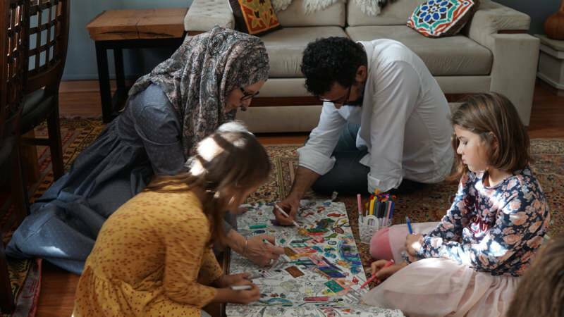 אם קנדית מוסלמית מדברת על איסלאם עם 5 ילדיה ברשתות החברתיות