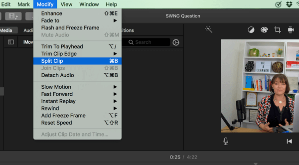 ב- iMovie, פצל את הווידאו שלך לקטעים על ידי בחירה באפשרות שנה> פיצול קליפ.