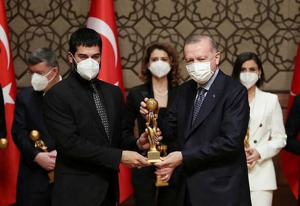 פרסי RTGD מצאו את בעליהם! פרסי Ebru Şahin ו Burak Özçivit ...